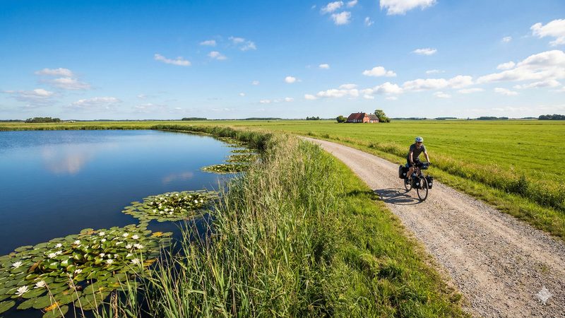 Radfahren auf Lolland - flache Landschaft am See